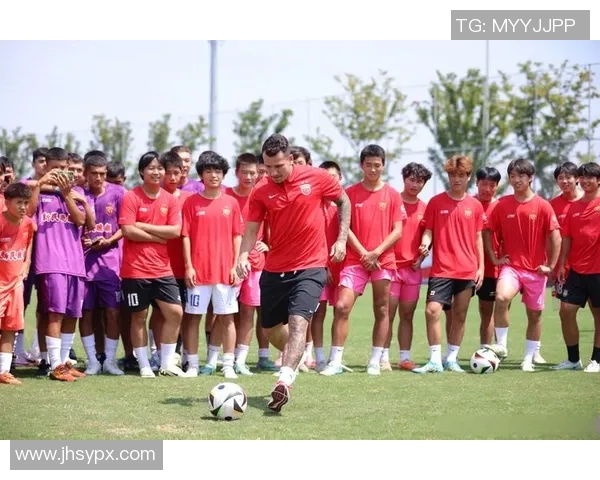 球星在足球场上激情示爱感动全场温馨一幕引发粉丝热议