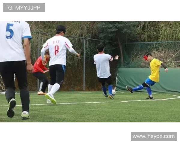 足球场上的暖心时刻 一位球星用行动诠释真正的英雄精神 足球场上的暖心时刻 一位球星用行动诠释真正的英雄精神